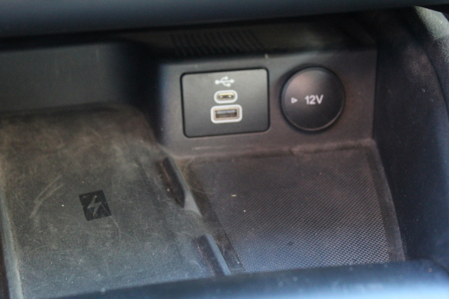 Ford Kuga 2.5-225 PK PHEV ST-Line X. 1500kg Trekgewicht Hybride rijden voor een reële prijs ! Autm. airco, Stoel- en voorraamverw., Side- en lane assist, Adaptieve cruise cntrl, elektr. achterklep, Keyless entry/keyless go, Trekhaak , Navigatie, Telefoonvoorb. etc