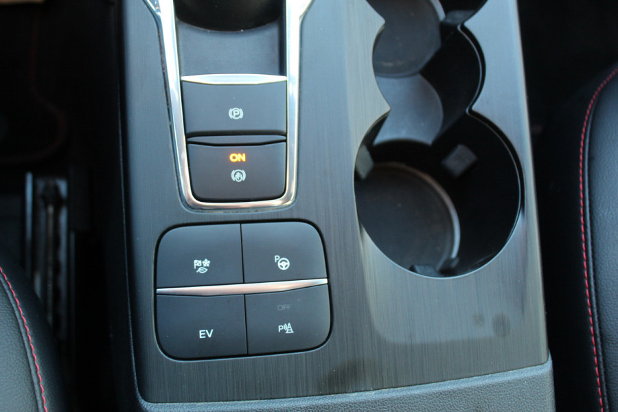 Ford Kuga 2.5-225 PK PHEV ST-Line X. 1500kg Trekgewicht Hybride rijden voor een reële prijs ! Autm. airco, Stoel- en voorraamverw., Side- en lane assist, Adaptieve cruise cntrl, elektr. achterklep, Keyless entry/keyless go, Trekhaak , Navigatie, Telefoonvoorb. etc