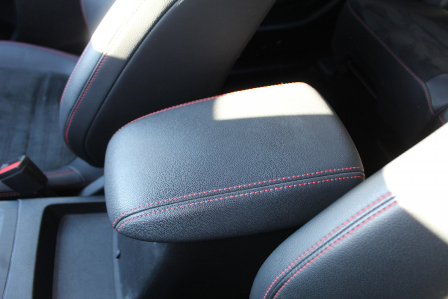 Ford Kuga 2.5-225 PK PHEV ST-Line X. 1500kg Trekgewicht Hybride rijden voor een reële prijs ! Autm. airco, Stoel- en voorraamverw., Side- en lane assist, Adaptieve cruise cntrl, elektr. achterklep, Keyless entry/keyless go, Trekhaak , Navigatie, Telefoonvoorb. etc