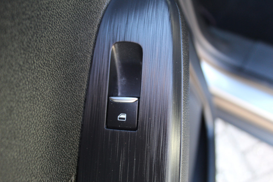 Ford Kuga 2.5-225 PK PHEV ST-Line X. 1500kg Trekgewicht Hybride rijden voor een reële prijs ! Autm. airco, Stoel- en voorraamverw., Side- en lane assist, Adaptieve cruise cntrl, elektr. achterklep, Keyless entry/keyless go, Trekhaak , Navigatie, Telefoonvoorb. etc