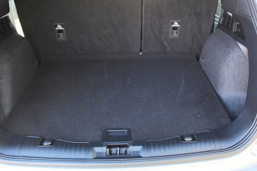 Ford Kuga 2.5-225 PK PHEV ST-Line X. 1500kg Trekgewicht Hybride rijden voor een reële prijs ! Autm. airco, Stoel- en voorraamverw., Side- en lane assist, Adaptieve cruise cntrl, elektr. achterklep, Keyless entry/keyless go, Trekhaak , Navigatie, Telefoonvoorb. etc