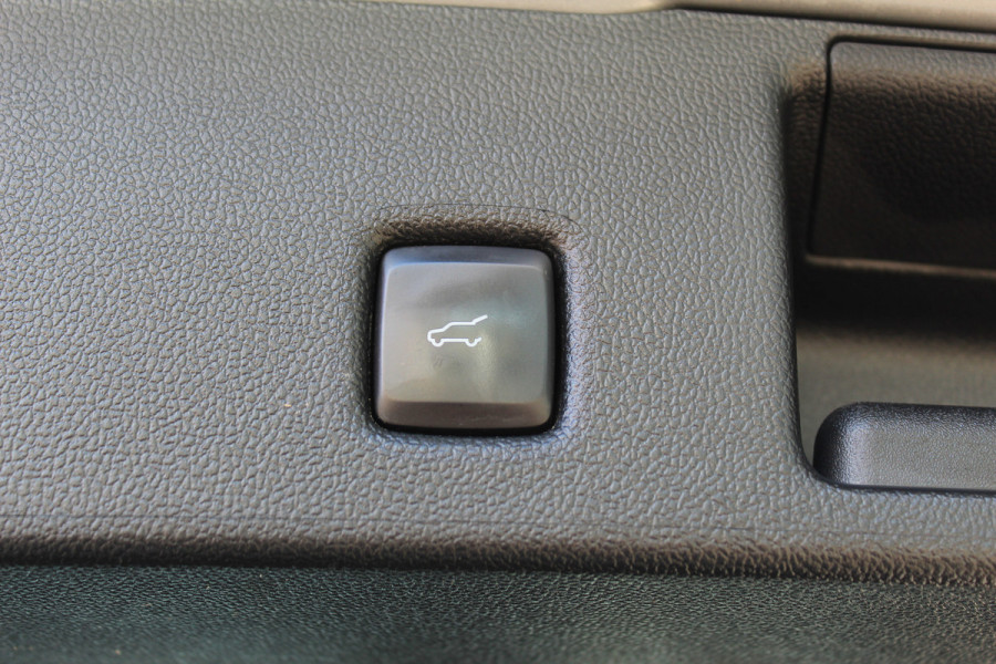 Ford Kuga 2.5-225 PK PHEV ST-Line X. 1500kg Trekgewicht Hybride rijden voor een reële prijs ! Autm. airco, Stoel- en voorraamverw., Side- en lane assist, Adaptieve cruise cntrl, elektr. achterklep, Keyless entry/keyless go, Trekhaak , Navigatie, Telefoonvoorb. etc