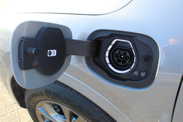 Ford Kuga 2.5-225 PK PHEV ST-Line X. 1500kg Trekgewicht Hybride rijden voor een reële prijs ! Autm. airco, Stoel- en voorraamverw., Side- en lane assist, Adaptieve cruise cntrl, elektr. achterklep, Keyless entry/keyless go, Trekhaak , Navigatie, Telefoonvoorb. etc