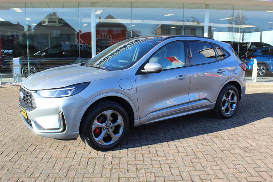 Ford Kuga 2.5-243pk PHEV ST-Line X. Van €. 54.937,- voor €. 43.735,- Trekgewicht van 2.100kg ! Elektr. panodak., elektr. trekhaak, stoel-, stuur- en voorraamverw., 360gr. Camera, HUD, AppleCarplay/Androidauto, Elektr. verstelb. comfortstoelen, LED verl.