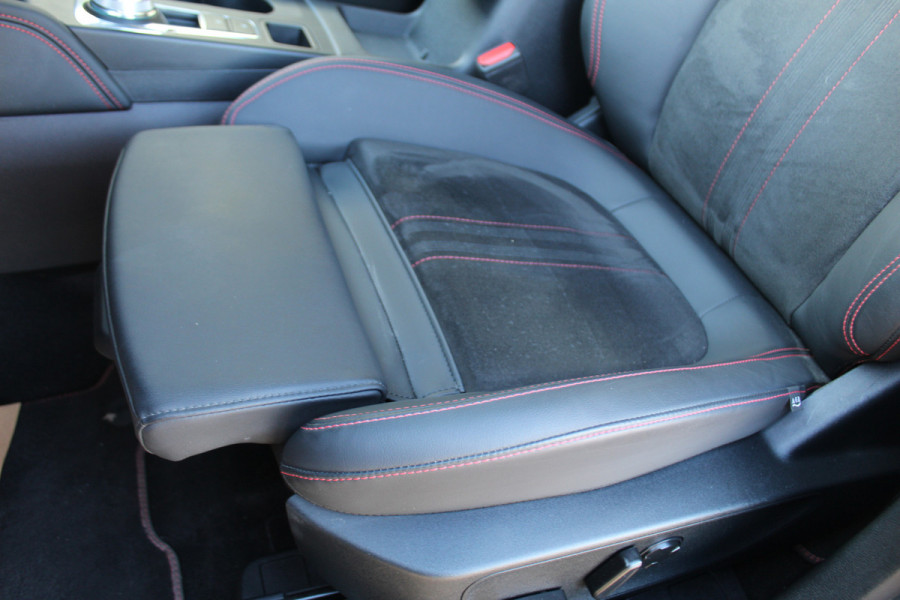 Ford Kuga 2.5-243pk PHEV ST-Line X. Van €. 54.937,- voor €. 43.735,- Trekgewicht van 2.100kg ! Elektr. panodak., elektr. trekhaak, stoel-, stuur- en voorraamverw., 360gr. Camera, HUD, AppleCarplay/Androidauto, Elektr. verstelb. comfortstoelen, LED verl.