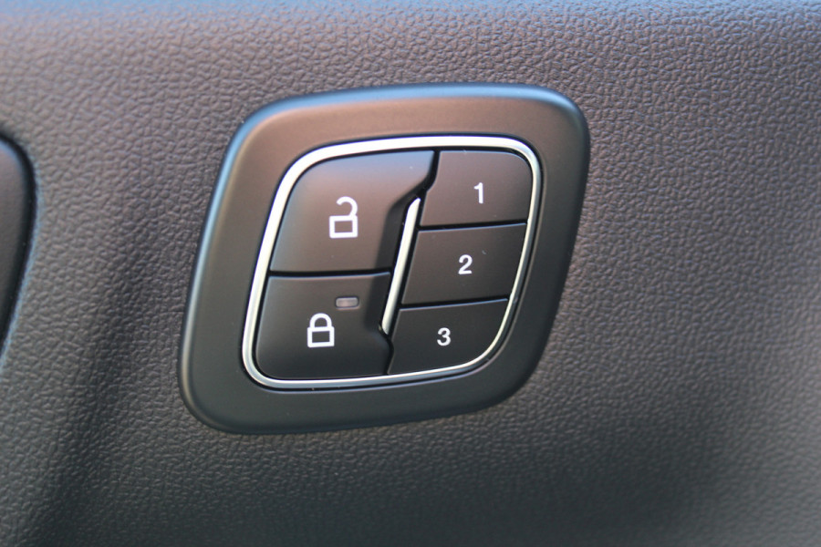 Ford Kuga 2.5-243pk PHEV ST-Line X. Van €. 54.937,- voor €. 43.735,- Trekgewicht van 2.100kg ! Elektr. panodak., elektr. trekhaak, stoel-, stuur- en voorraamverw., 360gr. Camera, HUD, AppleCarplay/Androidauto, Elektr. verstelb. comfortstoelen, LED verl.