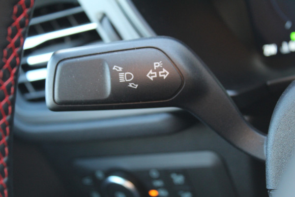 Ford Kuga 2.5-243pk PHEV ST-Line X. Van €. 54.937,- voor €. 43.735,- Trekgewicht van 2.100kg ! Elektr. panodak., elektr. trekhaak, stoel-, stuur- en voorraamverw., 360gr. Camera, HUD, AppleCarplay/Androidauto, Elektr. verstelb. comfortstoelen, LED verl.