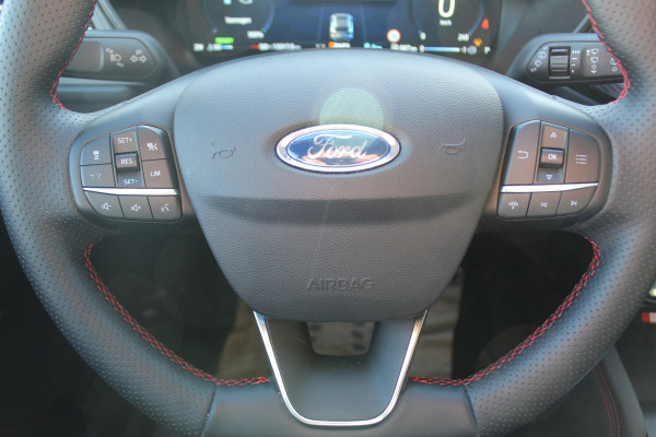 Ford Kuga 2.5-243pk PHEV ST-Line X. Van €. 54.937,- voor €. 43.735,- Trekgewicht van 2.100kg ! Elektr. panodak., elektr. trekhaak, stoel-, stuur- en voorraamverw., 360gr. Camera, HUD, AppleCarplay/Androidauto, Elektr. verstelb. comfortstoelen, LED verl.