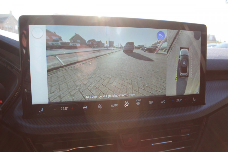 Ford Kuga 2.5-243pk PHEV ST-Line X. Van €. 54.937,- voor €. 43.735,- Trekgewicht van 2.100kg ! Elektr. panodak., elektr. trekhaak, stoel-, stuur- en voorraamverw., 360gr. Camera, HUD, AppleCarplay/Androidauto, Elektr. verstelb. comfortstoelen, LED verl.