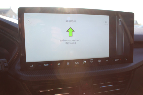 Ford Kuga 2.5-243pk PHEV ST-Line X. Van €. 54.937,- voor €. 43.735,- Trekgewicht van 2.100kg ! Elektr. panodak., elektr. trekhaak, stoel-, stuur- en voorraamverw., 360gr. Camera, HUD, AppleCarplay/Androidauto, Elektr. verstelb. comfortstoelen, LED verl.