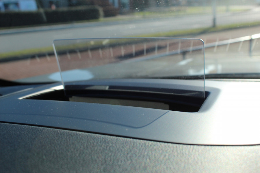 Ford Kuga 2.5-243pk PHEV ST-Line X. Van €. 54.937,- voor €. 43.735,- Trekgewicht van 2.100kg ! Elektr. panodak., elektr. trekhaak, stoel-, stuur- en voorraamverw., 360gr. Camera, HUD, AppleCarplay/Androidauto, Elektr. verstelb. comfortstoelen, LED verl.