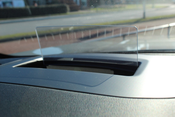 Ford Kuga 2.5-243pk PHEV ST-Line X. Van €. 54.937,- voor €. 43.735,- Trekgewicht van 2.100kg ! Elektr. panodak., elektr. trekhaak, stoel-, stuur- en voorraamverw., 360gr. Camera, HUD, AppleCarplay/Androidauto, Elektr. verstelb. comfortstoelen, LED verl.