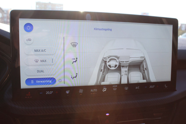 Ford Kuga 2.5-243pk PHEV ST-Line X. Van €. 54.937,- voor €. 43.735,- Trekgewicht van 2.100kg ! Elektr. panodak., elektr. trekhaak, stoel-, stuur- en voorraamverw., 360gr. Camera, HUD, AppleCarplay/Androidauto, Elektr. verstelb. comfortstoelen, LED verl.