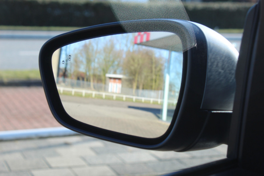 Ford Kuga 2.5-243pk PHEV ST-Line X. Van €. 54.937,- voor €. 43.735,- Trekgewicht van 2.100kg ! Elektr. panodak., elektr. trekhaak, stoel-, stuur- en voorraamverw., 360gr. Camera, HUD, AppleCarplay/Androidauto, Elektr. verstelb. comfortstoelen, LED verl.