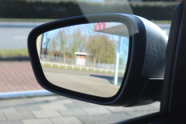 Ford Kuga 2.5-243pk PHEV ST-Line X. Van €. 54.937,- voor €. 43.735,- Trekgewicht van 2.100kg ! Elektr. panodak., elektr. trekhaak, stoel-, stuur- en voorraamverw., 360gr. Camera, HUD, AppleCarplay/Androidauto, Elektr. verstelb. comfortstoelen, LED verl.