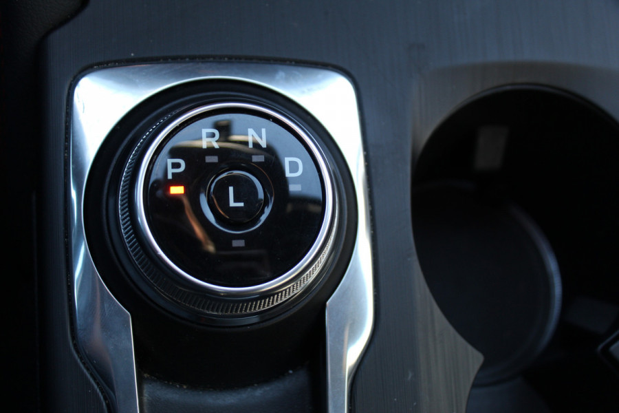 Ford Kuga 2.5-243pk PHEV ST-Line X. Van €. 54.937,- voor €. 43.735,- Trekgewicht van 2.100kg ! Elektr. panodak., elektr. trekhaak, stoel-, stuur- en voorraamverw., 360gr. Camera, HUD, AppleCarplay/Androidauto, Elektr. verstelb. comfortstoelen, LED verl.