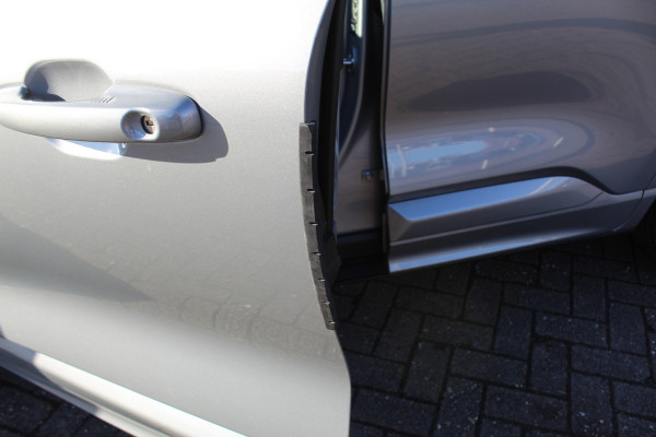 Ford Kuga 2.5-243pk PHEV ST-Line X. Van €. 54.937,- voor €. 43.735,- Trekgewicht van 2.100kg ! Elektr. panodak., elektr. trekhaak, stoel-, stuur- en voorraamverw., 360gr. Camera, HUD, AppleCarplay/Androidauto, Elektr. verstelb. comfortstoelen, LED verl.