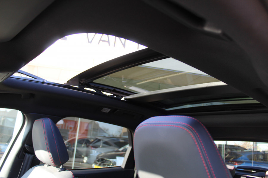 Ford Kuga 2.5-243pk PHEV ST-Line X. Van €. 54.937,- voor €. 43.735,- Trekgewicht van 2.100kg ! Elektr. panodak., elektr. trekhaak, stoel-, stuur- en voorraamverw., 360gr. Camera, HUD, AppleCarplay/Androidauto, Elektr. verstelb. comfortstoelen, LED verl.