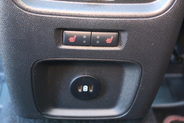 Ford Kuga 2.5-243pk PHEV ST-Line X. Van €. 54.937,- voor €. 43.735,- Trekgewicht van 2.100kg ! Elektr. panodak., elektr. trekhaak, stoel-, stuur- en voorraamverw., 360gr. Camera, HUD, AppleCarplay/Androidauto, Elektr. verstelb. comfortstoelen, LED verl.