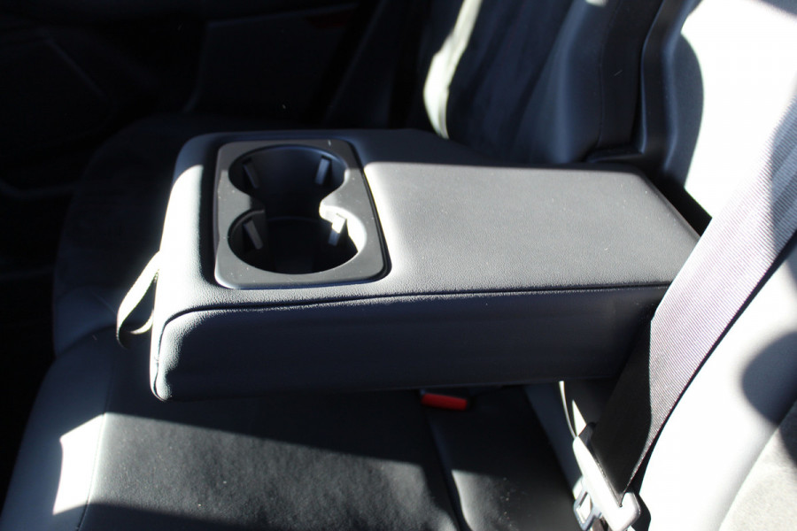 Ford Kuga 2.5-243pk PHEV ST-Line X. Van €. 54.937,- voor €. 43.735,- Trekgewicht van 2.100kg ! Elektr. panodak., elektr. trekhaak, stoel-, stuur- en voorraamverw., 360gr. Camera, HUD, AppleCarplay/Androidauto, Elektr. verstelb. comfortstoelen, LED verl.