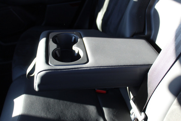 Ford Kuga 2.5-243pk PHEV ST-Line X. Van €. 54.937,- voor €. 43.735,- Trekgewicht van 2.100kg ! Elektr. panodak., elektr. trekhaak, stoel-, stuur- en voorraamverw., 360gr. Camera, HUD, AppleCarplay/Androidauto, Elektr. verstelb. comfortstoelen, LED verl.