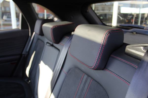 Ford Kuga 2.5-243pk PHEV ST-Line X. Van €. 54.937,- voor €. 43.735,- Trekgewicht van 2.100kg ! Elektr. panodak., elektr. trekhaak, stoel-, stuur- en voorraamverw., 360gr. Camera, HUD, AppleCarplay/Androidauto, Elektr. verstelb. comfortstoelen, LED verl.