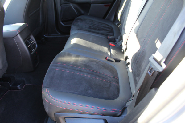 Ford Kuga 2.5-243pk PHEV ST-Line X. Van €. 54.937,- voor €. 43.735,- Trekgewicht van 2.100kg ! Elektr. panodak., elektr. trekhaak, stoel-, stuur- en voorraamverw., 360gr. Camera, HUD, AppleCarplay/Androidauto, Elektr. verstelb. comfortstoelen, LED verl.