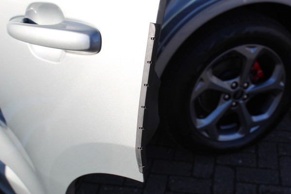 Ford Kuga 2.5-243pk PHEV ST-Line X. Van €. 54.937,- voor €. 43.735,- Trekgewicht van 2.100kg ! Elektr. panodak., elektr. trekhaak, stoel-, stuur- en voorraamverw., 360gr. Camera, HUD, AppleCarplay/Androidauto, Elektr. verstelb. comfortstoelen, LED verl.