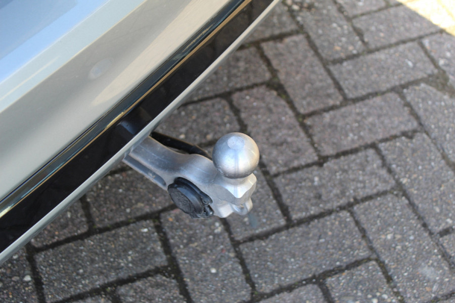 Ford Kuga 2.5-243pk PHEV ST-Line X. Van €. 54.937,- voor €. 43.735,- Trekgewicht van 2.100kg ! Elektr. panodak., elektr. trekhaak, stoel-, stuur- en voorraamverw., 360gr. Camera, HUD, AppleCarplay/Androidauto, Elektr. verstelb. comfortstoelen, LED verl.