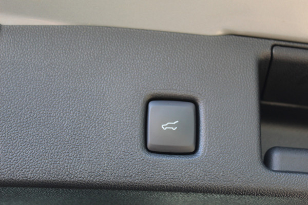 Ford Kuga 2.5-243pk PHEV ST-Line X. Van €. 54.937,- voor €. 43.735,- Trekgewicht van 2.100kg ! Elektr. panodak., elektr. trekhaak, stoel-, stuur- en voorraamverw., 360gr. Camera, HUD, AppleCarplay/Androidauto, Elektr. verstelb. comfortstoelen, LED verl.