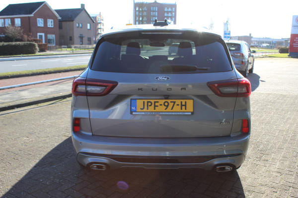 Ford Kuga 2.5-243pk PHEV ST-Line X. Van €. 54.937,- voor €. 43.735,- Trekgewicht van 2.100kg ! Elektr. panodak., elektr. trekhaak, stoel-, stuur- en voorraamverw., 360gr. Camera, HUD, AppleCarplay/Androidauto, Elektr. verstelb. comfortstoelen, LED verl.