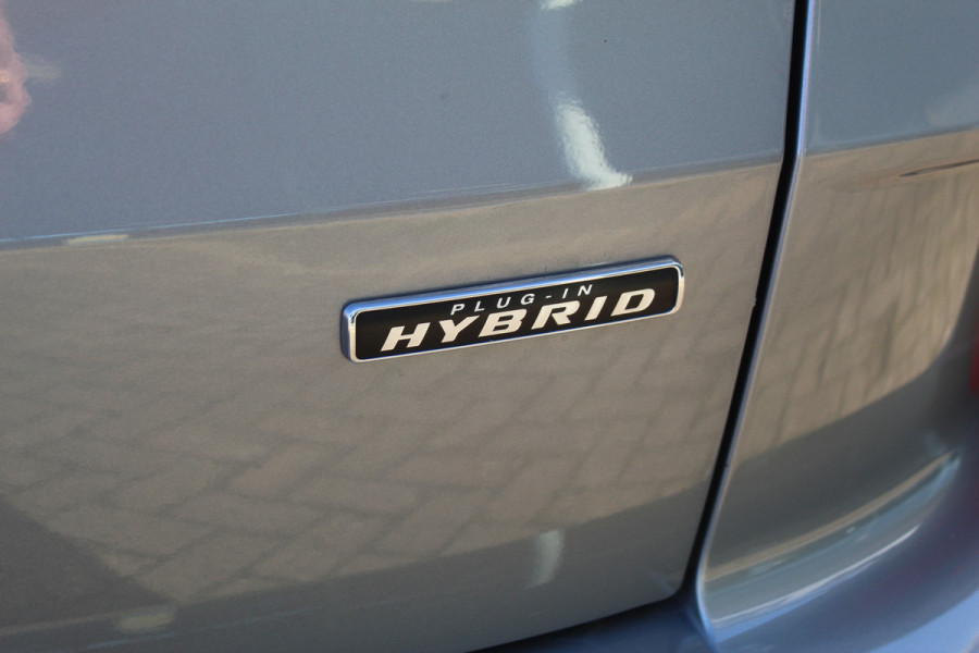 Ford Kuga 2.5-243pk PHEV ST-Line X. Van €. 54.937,- voor €. 43.735,- Trekgewicht van 2.100kg ! Elektr. panodak., elektr. trekhaak, stoel-, stuur- en voorraamverw., 360gr. Camera, HUD, AppleCarplay/Androidauto, Elektr. verstelb. comfortstoelen, LED verl.