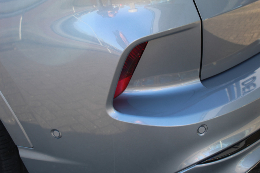 Ford Kuga 2.5-243pk PHEV ST-Line X. Van €. 54.937,- voor €. 43.735,- Trekgewicht van 2.100kg ! Elektr. panodak., elektr. trekhaak, stoel-, stuur- en voorraamverw., 360gr. Camera, HUD, AppleCarplay/Androidauto, Elektr. verstelb. comfortstoelen, LED verl.