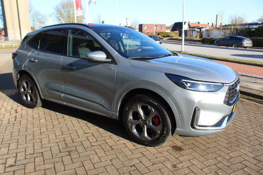 Ford Kuga 2.5-243pk PHEV ST-Line X. Van €. 54.937,- voor €. 43.735,- Trekgewicht van 2.100kg ! Elektr. panodak., elektr. trekhaak, stoel-, stuur- en voorraamverw., 360gr. Camera, HUD, AppleCarplay/Androidauto, Elektr. verstelb. comfortstoelen, LED verl.