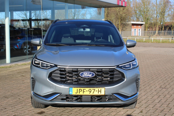 Ford Kuga 2.5-243pk PHEV ST-Line X. Van €. 54.937,- voor €. 43.735,- Trekgewicht van 2.100kg ! Elektr. panodak., elektr. trekhaak, stoel-, stuur- en voorraamverw., 360gr. Camera, HUD, AppleCarplay/Androidauto, Elektr. verstelb. comfortstoelen, LED verl.