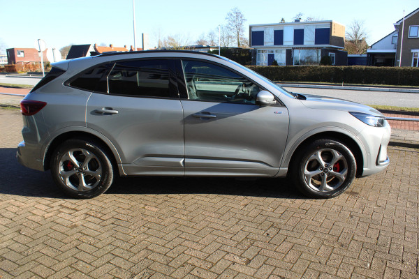 Ford Kuga 2.5-243pk PHEV ST-Line X. Van €. 54.937,- voor €. 43.735,- Trekgewicht van 2.100kg ! Elektr. panodak., elektr. trekhaak, stoel-, stuur- en voorraamverw., 360gr. Camera, HUD, AppleCarplay/Androidauto, Elektr. verstelb. comfortstoelen, LED verl.