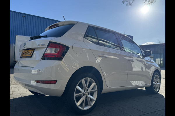 Škoda Fabia 1.0 Clever - Appel CarPlay / Navigatie I Airco I Achteruitrij Camera I LED I PDC I Sport velgen I Dealer onderhouden