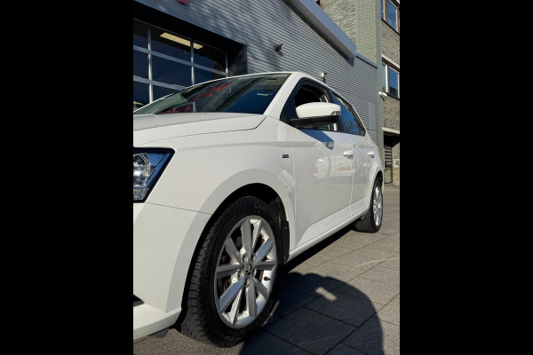 Škoda Fabia 1.0 Clever - Appel CarPlay / Navigatie I Airco I Achteruitrij Camera I LED I PDC I Sport velgen I Dealer onderhouden