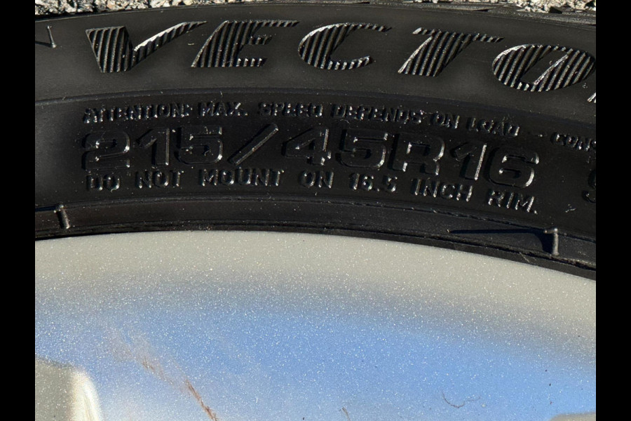 Škoda Fabia 1.0 Clever - Appel CarPlay / Navigatie I Airco I Achteruitrij Camera I LED I PDC I Sport velgen I Dealer onderhouden