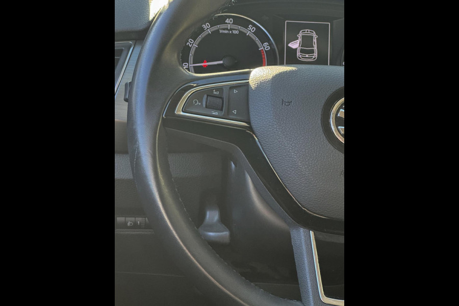 Škoda Fabia 1.0 Clever - Appel CarPlay / Navigatie I Airco I Achteruitrij Camera I LED I PDC I Sport velgen I Dealer onderhouden
