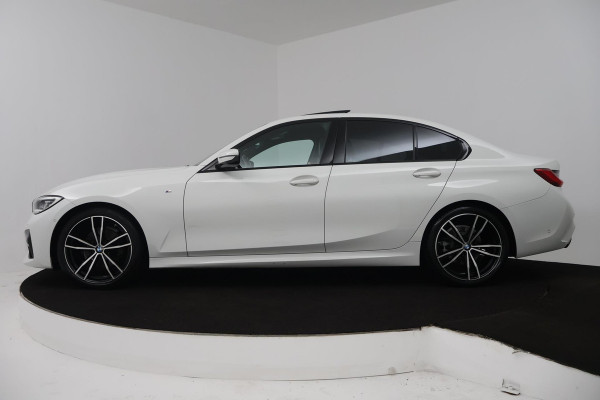 BMW 3-serie 320i High Executive Edition (PANORAMADAK, CAMERA, SFEERVERLICHTING, STOELVERWARMING, DIGITALE COCKPIT)