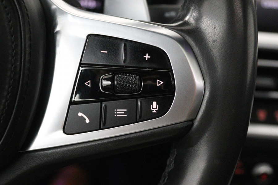 BMW 3-serie 320i High Executive Edition (PANORAMADAK, CAMERA, SFEERVERLICHTING, STOELVERWARMING, DIGITALE COCKPIT)