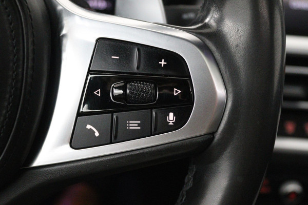 BMW 3-serie 320i High Executive Edition (PANORAMADAK, CAMERA, SFEERVERLICHTING, STOELVERWARMING, DIGITALE COCKPIT)