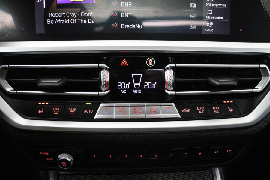 BMW 3-serie 320i High Executive Edition (PANORAMADAK, CAMERA, SFEERVERLICHTING, STOELVERWARMING, DIGITALE COCKPIT)