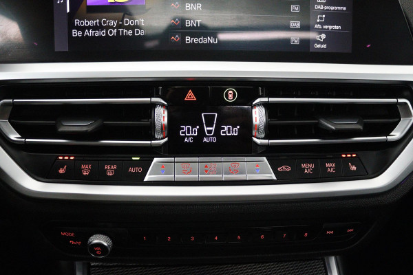 BMW 3-serie 320i High Executive Edition (PANORAMADAK, CAMERA, SFEERVERLICHTING, STOELVERWARMING, DIGITALE COCKPIT)
