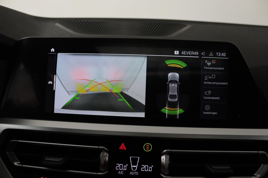 BMW 3-serie 320i High Executive Edition (PANORAMADAK, CAMERA, SFEERVERLICHTING, STOELVERWARMING, DIGITALE COCKPIT)