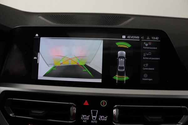 BMW 3-serie 320i High Executive Edition (PANORAMADAK, CAMERA, SFEERVERLICHTING, STOELVERWARMING, DIGITALE COCKPIT)