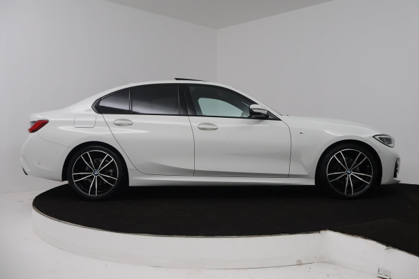 BMW 3-serie 320i High Executive Edition (PANORAMADAK, CAMERA, SFEERVERLICHTING, STOELVERWARMING, DIGITALE COCKPIT)