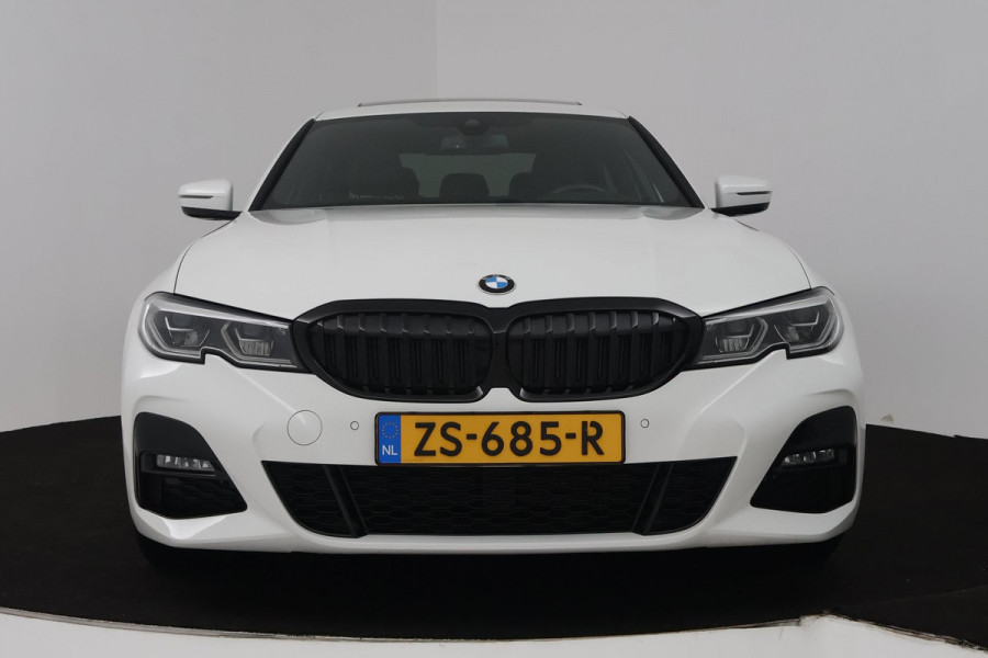 BMW 3-serie 320i High Executive Edition (PANORAMADAK, CAMERA, SFEERVERLICHTING, STOELVERWARMING, DIGITALE COCKPIT)