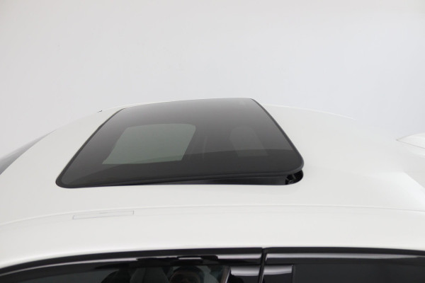 BMW 3-serie 320i High Executive Edition (PANORAMADAK, CAMERA, SFEERVERLICHTING, STOELVERWARMING, DIGITALE COCKPIT)